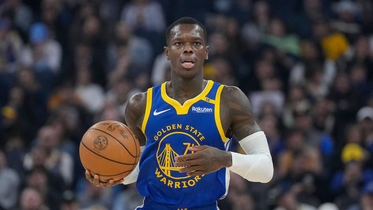 Dennis Schröder dribbelt den Ball.