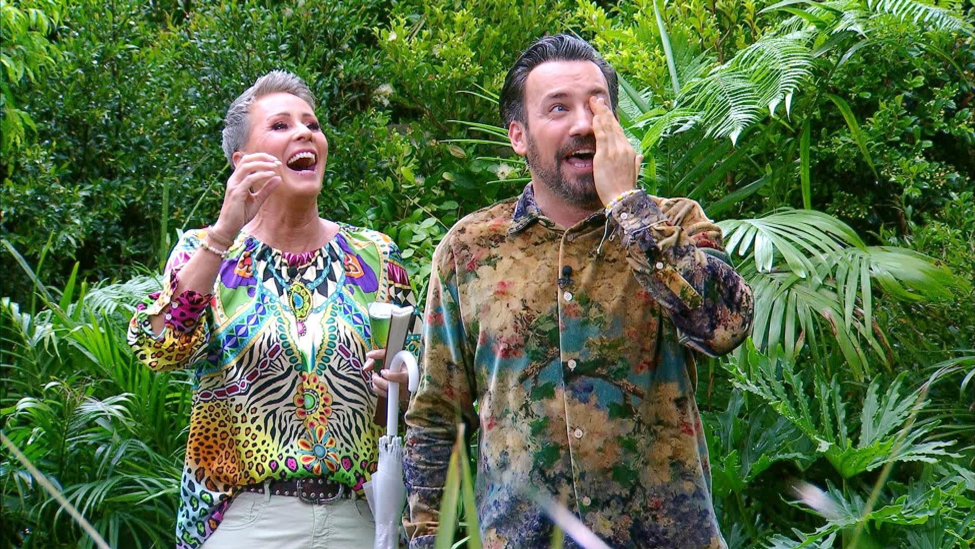 Die Moderatoren Sonja Zietlow und Jan Köppen haben ihren Spaß bei der Dschungelprüfung „Stock-Schauer“ von Lilly und Maurice.