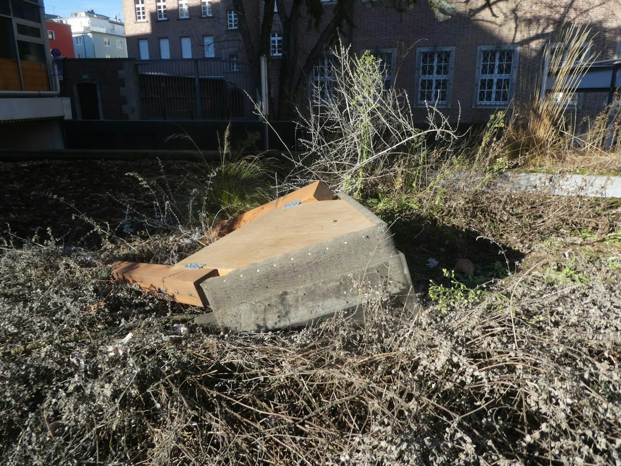 Ein herausgerissenes Bienenhotel.