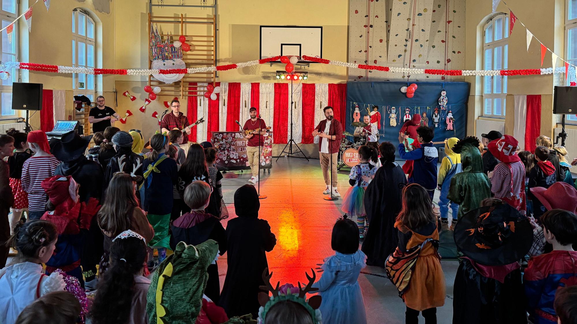 Die Band Lupo beim Auftritt in der Turnhalle.