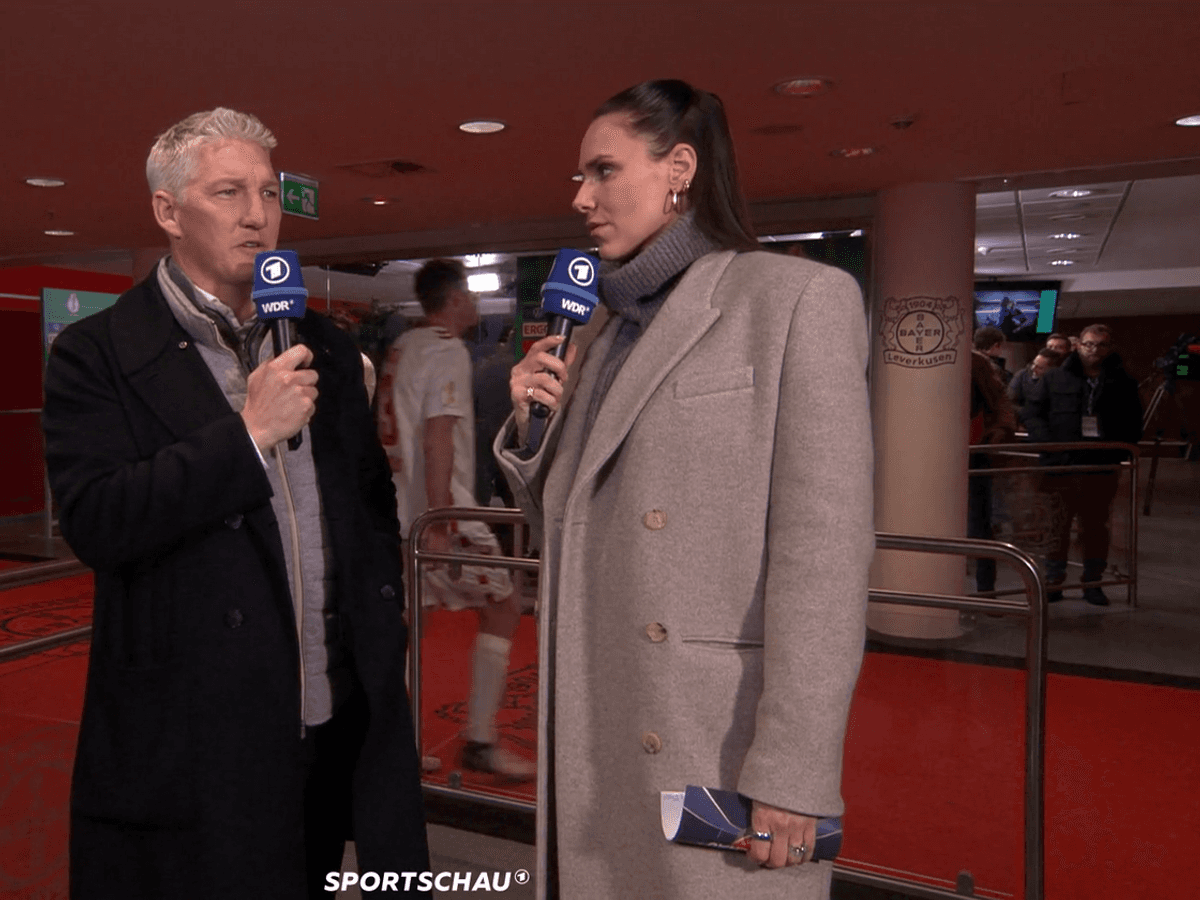 Esther Sedlazcek und Bastian Schweinsteiger im Kabinentrakt der BayArena.