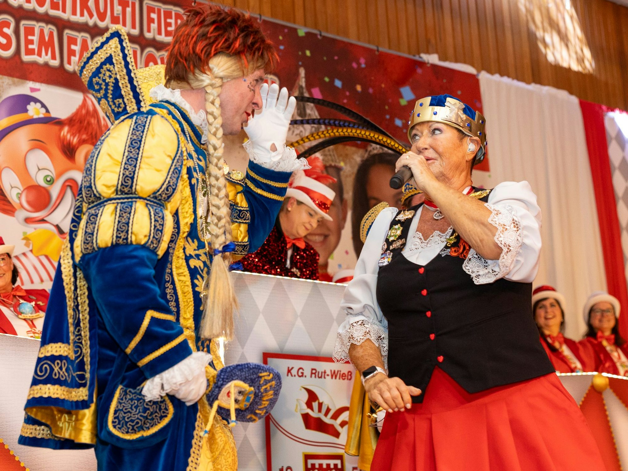 Marita Köllner singt mit der Jungfrau Renate.