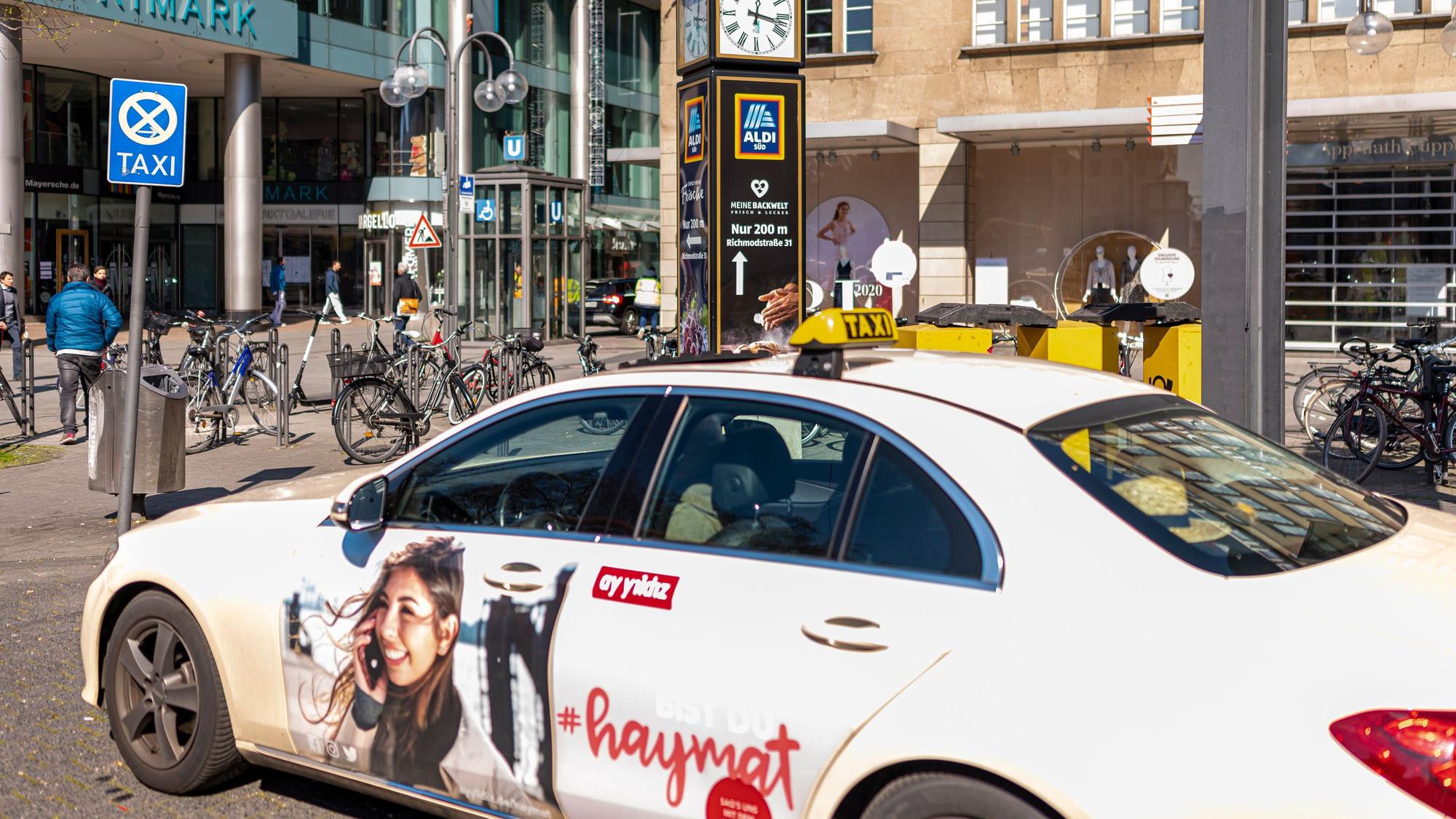 Ein Taxi steht am 1. April 2020 am Neumarkt. Ein Fahrer soll systematisch betrunkene Fahrgäste ausgeraubt haben.