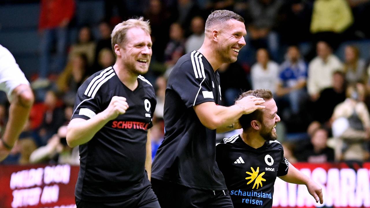 Oliver Pocher, Lukas Podolski und Mathias Mester bejubeln ein Tor.