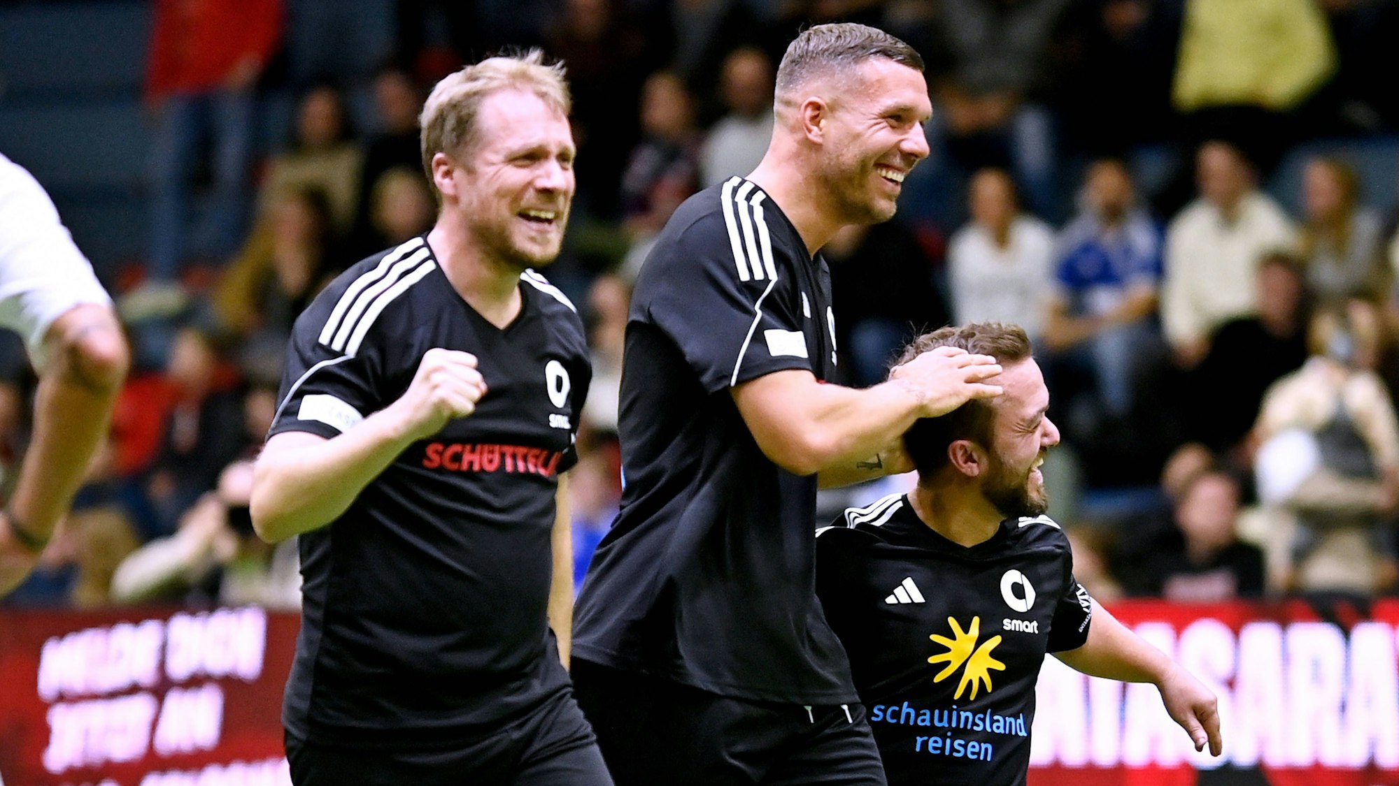 Oliver Pocher, Lukas Podolski und Mathias Mester bejubeln ein Tor.