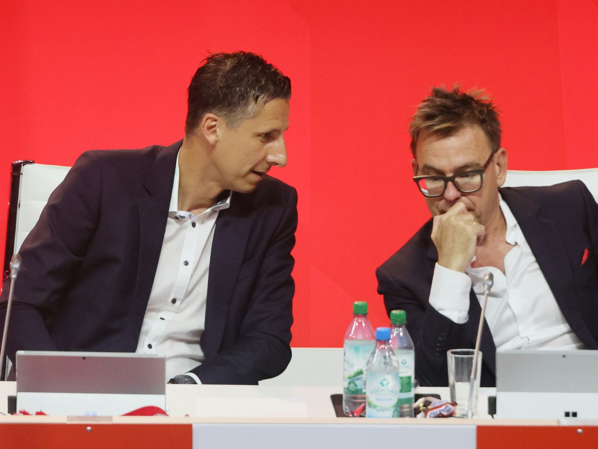 Markus Rejek und Christian Keller auf der Mitgliederversammlung des 1. FC Köln.