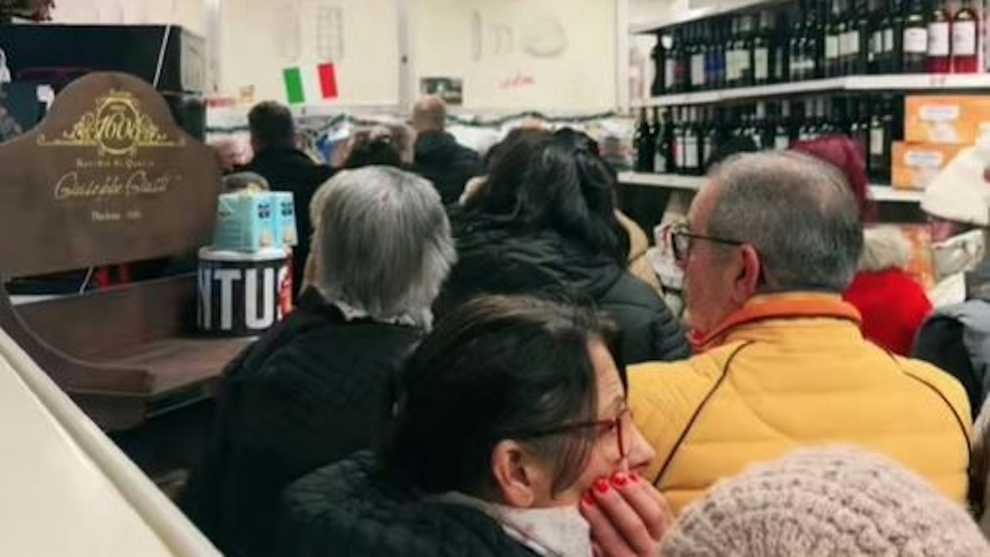 Eine lange Schlange in dem Feinkostladen „Feinkost Iaia“ in Köln-Kalk.