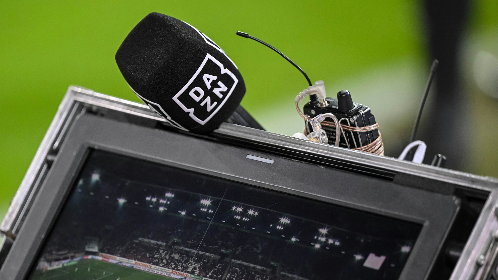 Ein DAZN Mikrofon an einem TV-Monitor