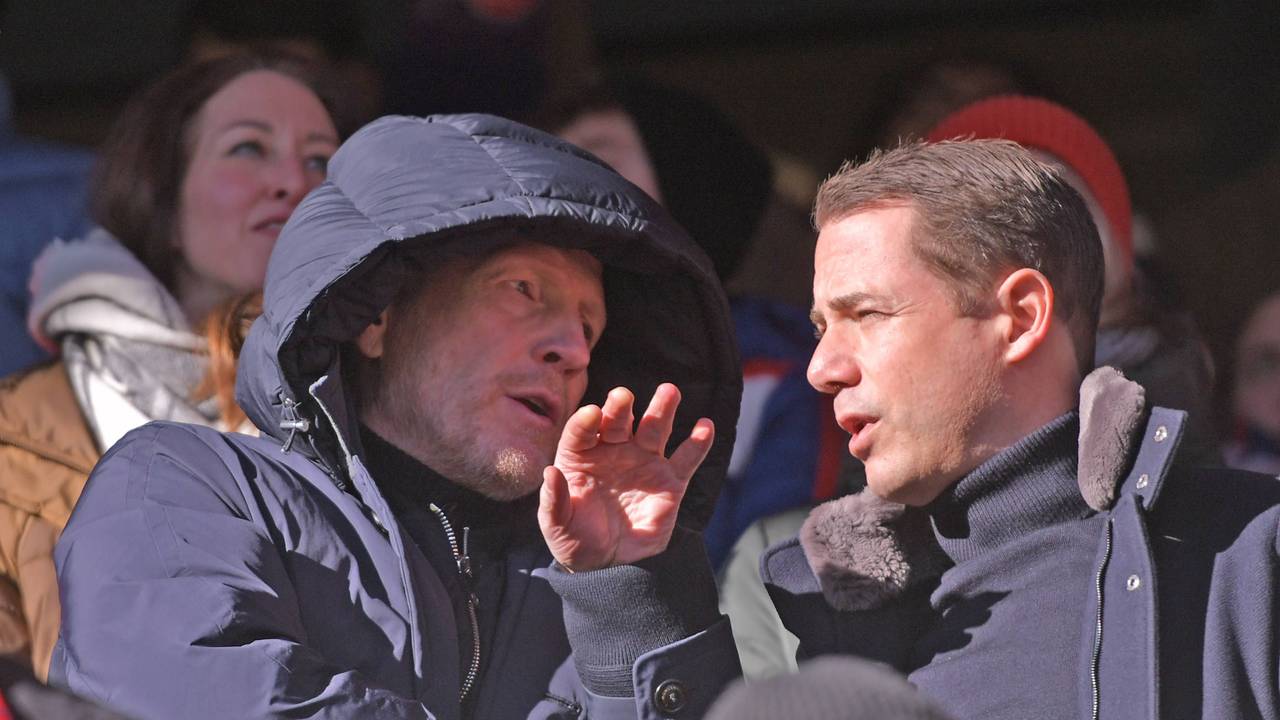 Lars Ricken und Matthias Sammer unterhalten sich auf der Tribüne.
