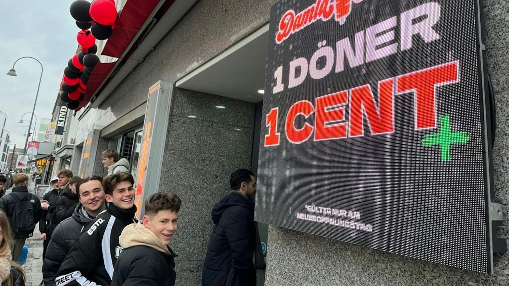Lange Schlangen hatte sich am Freitagmittag (7. Februar 2025) vor dem neuen Döner-Laden in Rodenkirchen gebildet.