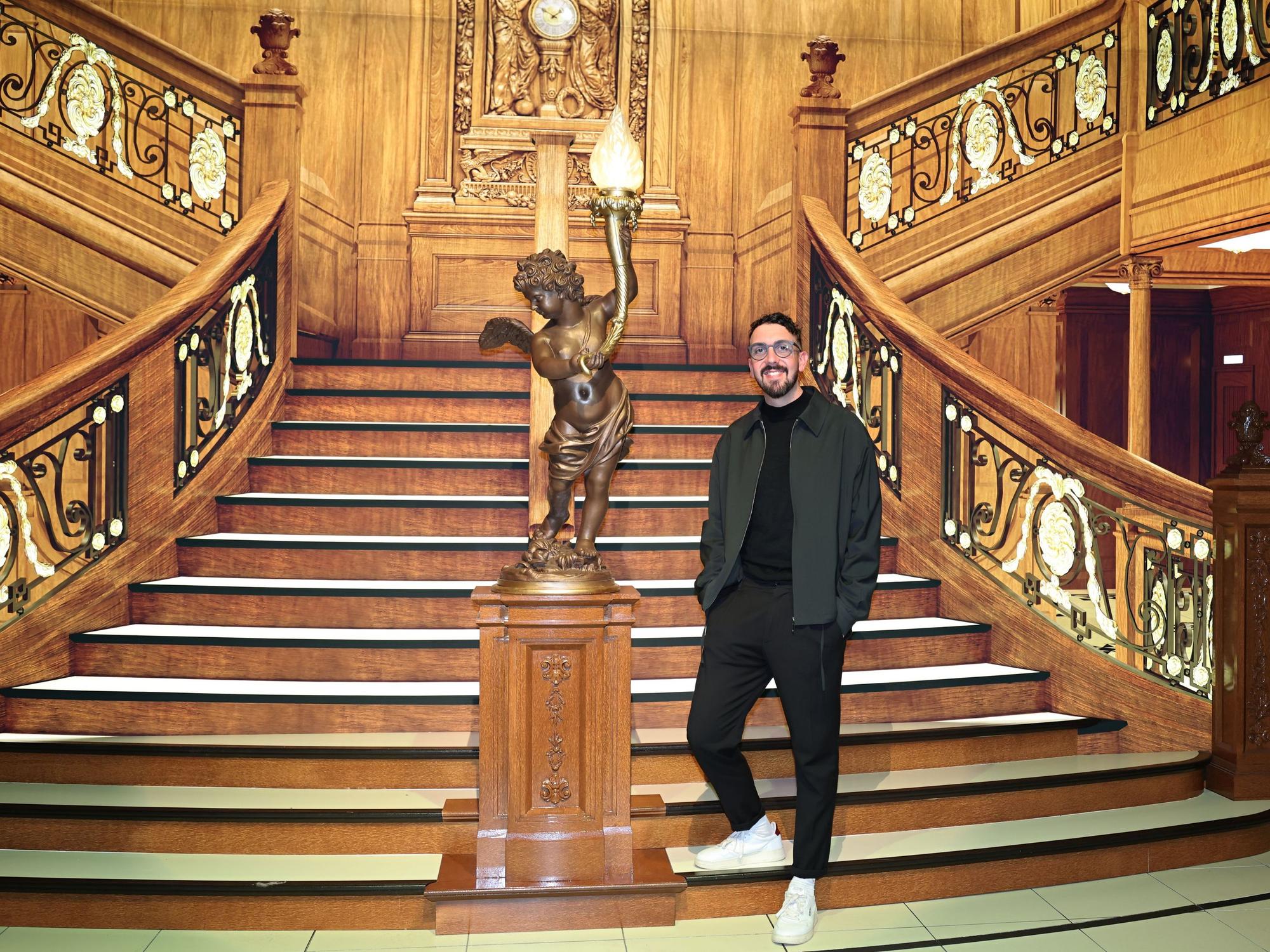 Nico Gomez im Treppenhaus der Titanic.