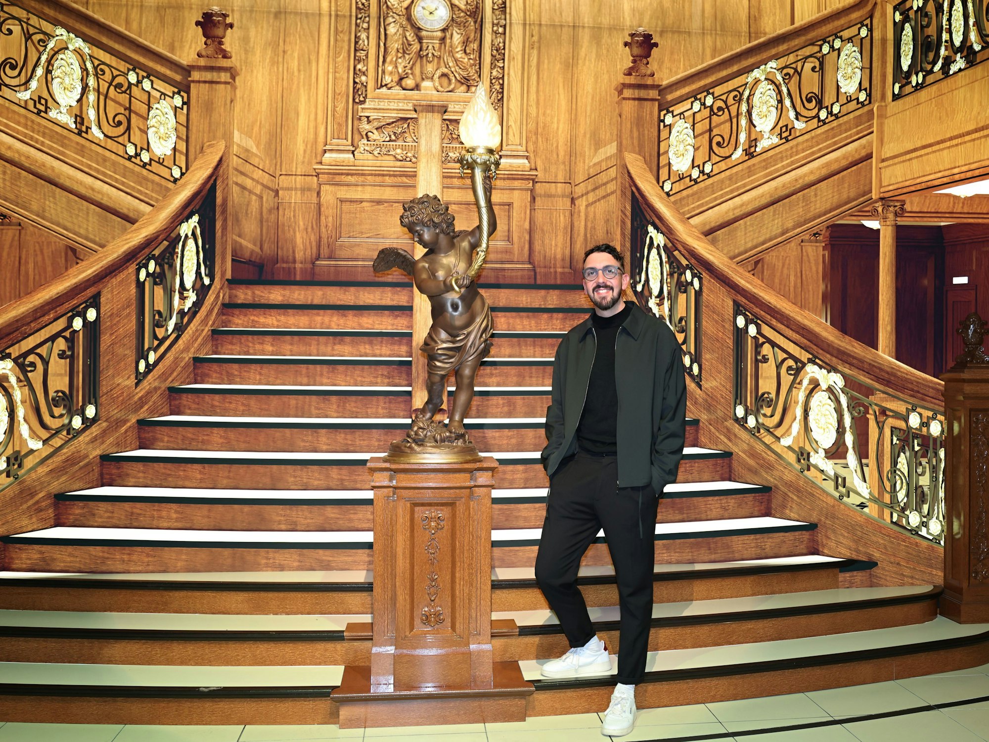 Nico Gomez im Treppenhaus der Titanic.