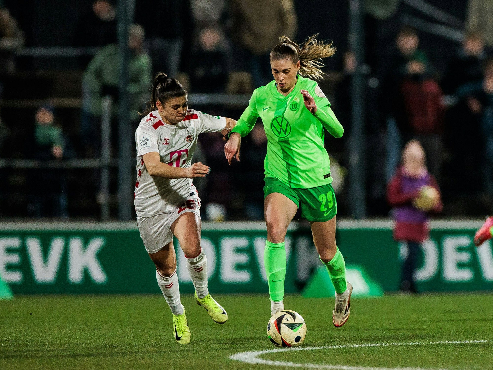 Martyna Wiankowska (l.) im Zweikampf mit Jule Brand.