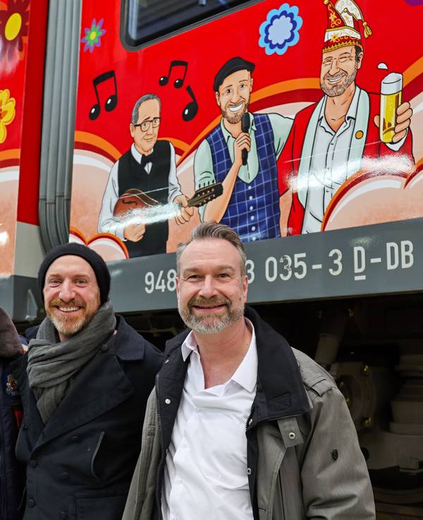 JP Weber, Martin Schopps und Sitzungspräsident Volker Weininger vor dem Karnevalszug.