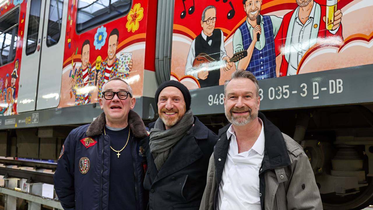 JP Weber, Martin Schopps und Sitzungspräsident Volker Weininger vor dem Karnevalszug.