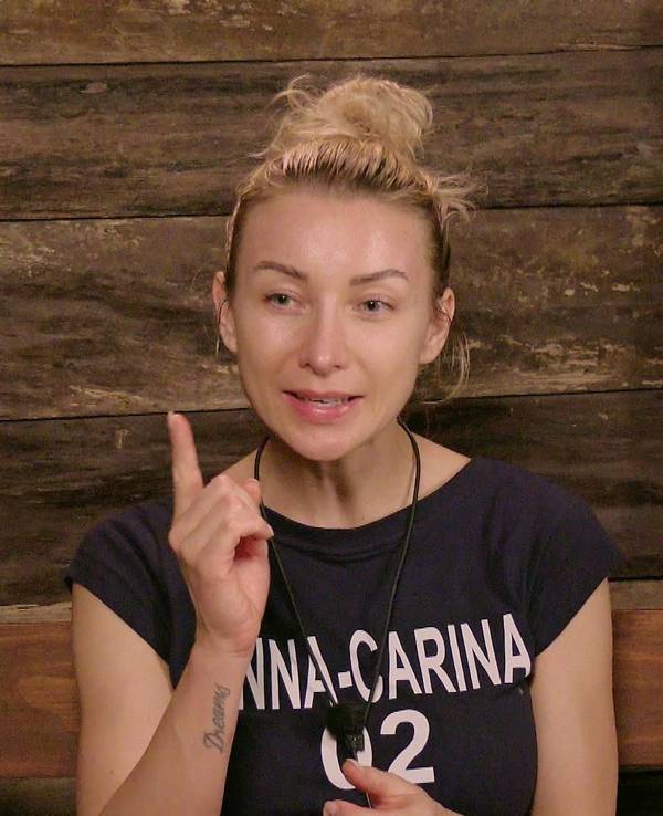 Anna-Carina Woitschack an Tag 11 im Dschungeltelefon.