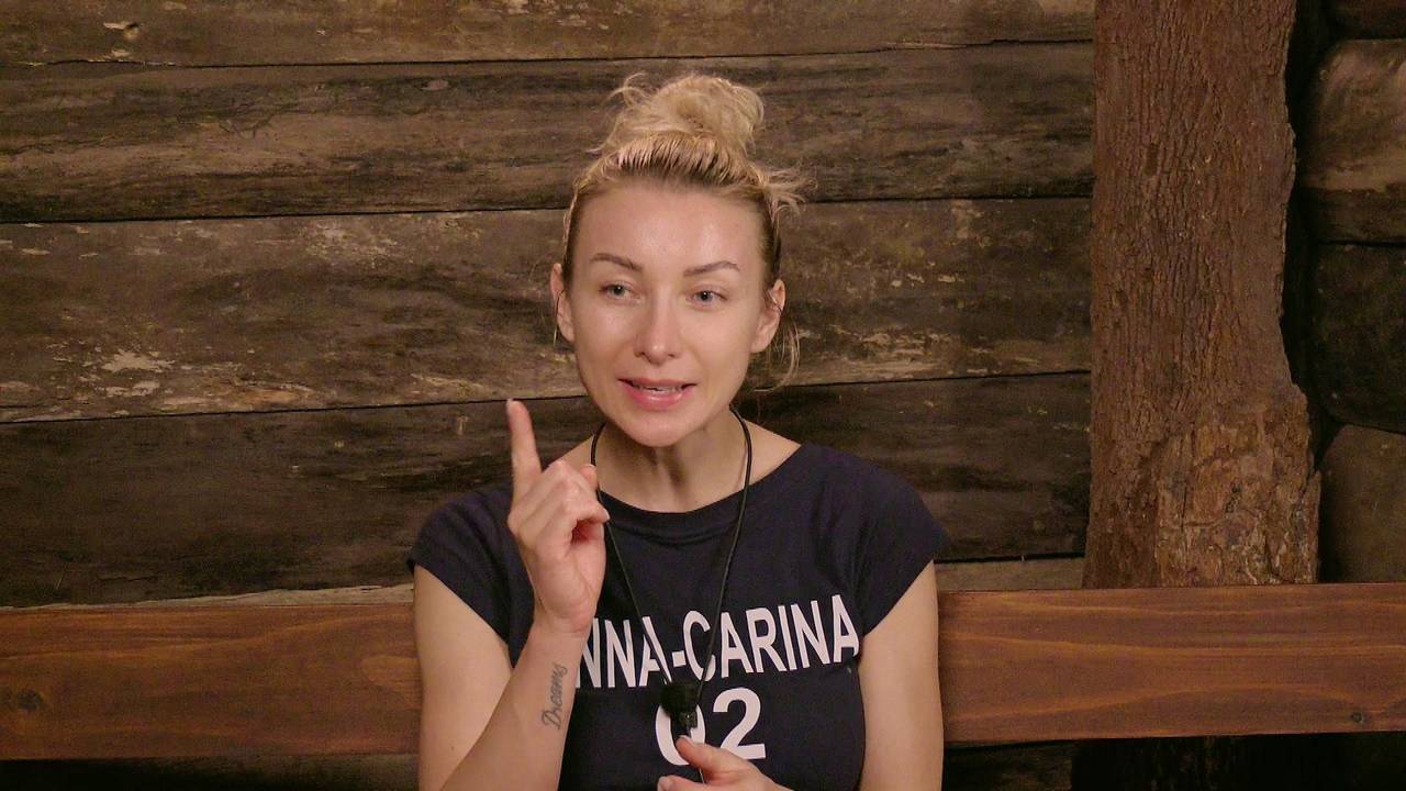 Anna-Carina Woitschack an Tag 11 im Dschungeltelefon.
