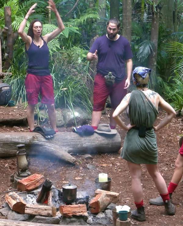 Die Dschungelcamp-Promis am Lagerfeuer.
