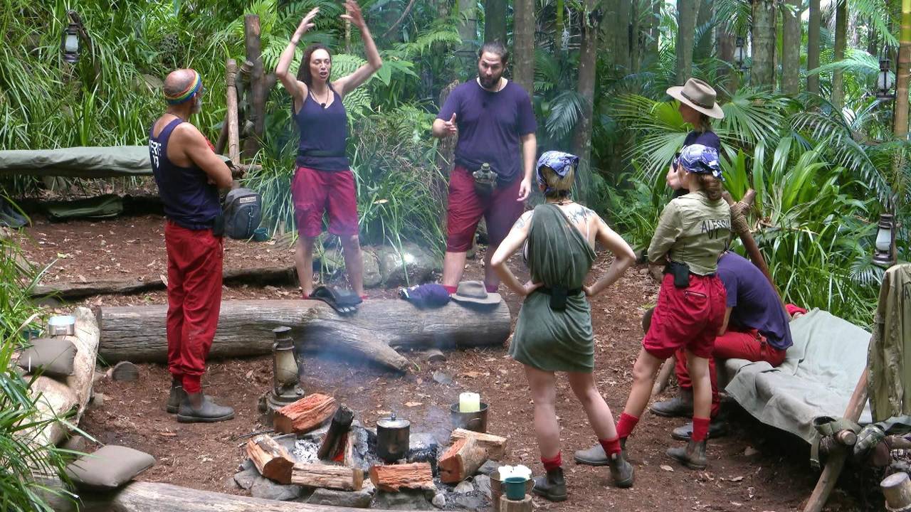 Die Dschungelcamp-Promis am Lagerfeuer.