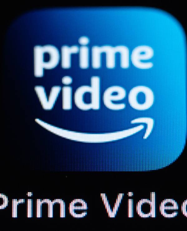 Die Amazon Prime Video-Anwendung ist auf dem Display eines iPhone SE zu sehen.