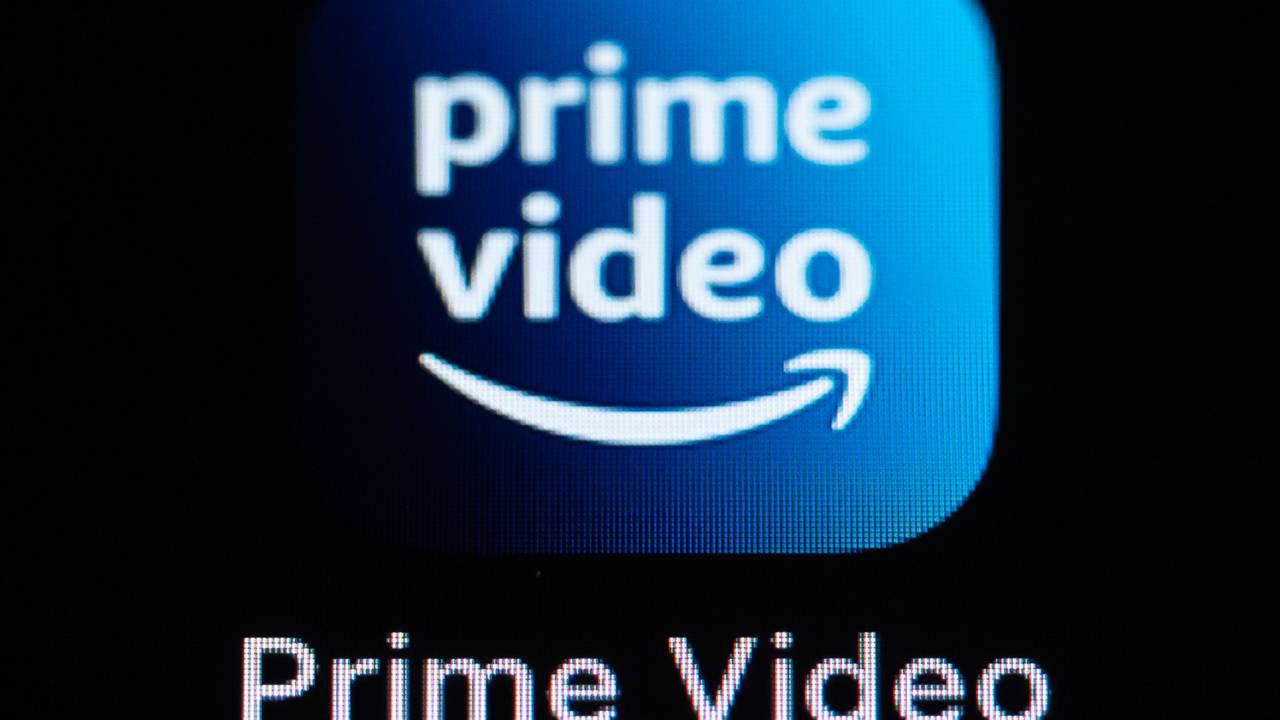 Die Amazon Prime Video-Anwendung ist auf dem Display eines iPhone SE zu sehen.