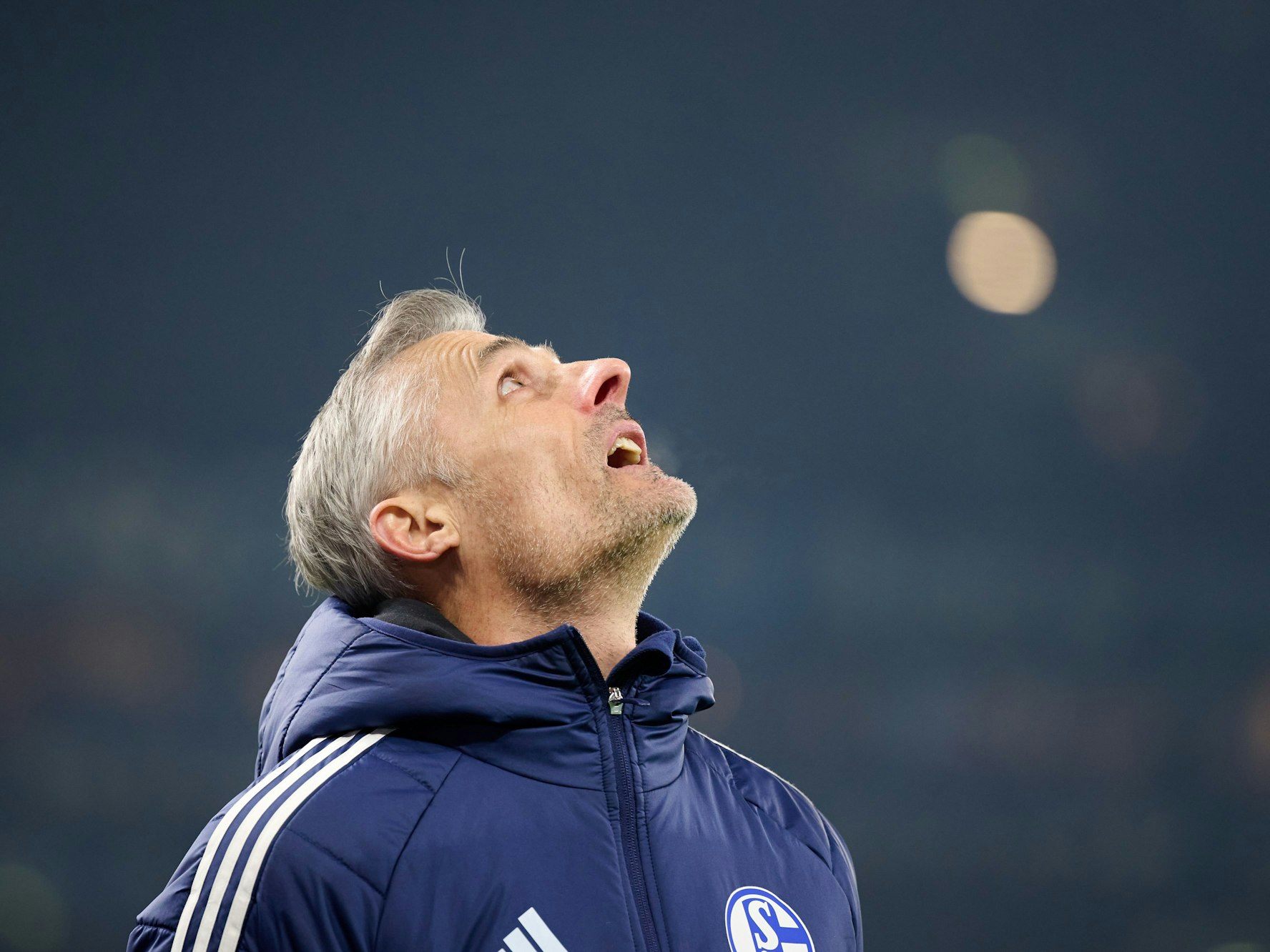 Schalke-Trainer Kees van Wonderen blickt nach oben.
