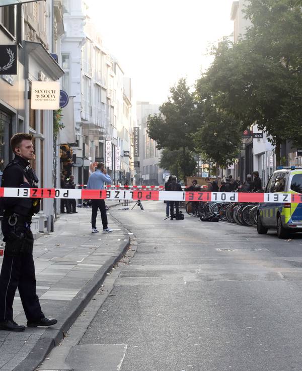 Nach der Explosion in der Nacht zum 18. September 2024 sichern Einsatzkräfte der Polizei den Bereich auf der Ehrenstraße ab.