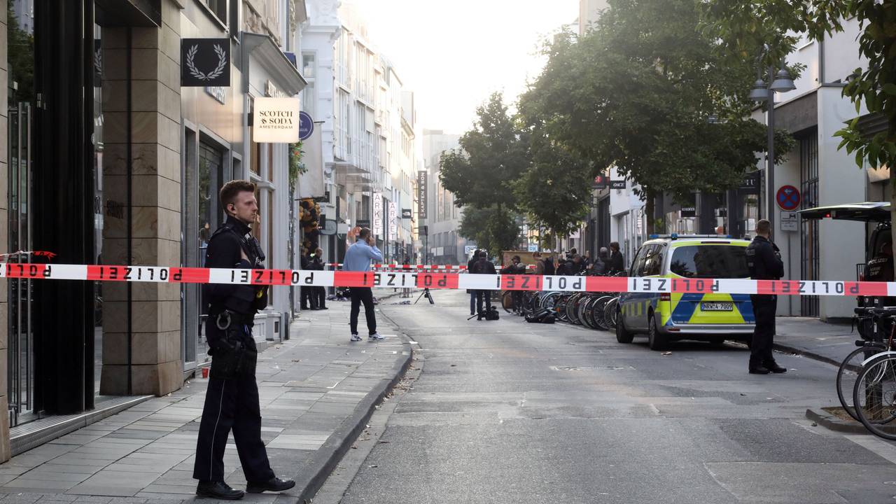 Nach der Explosion in der Nacht zum 18. September 2024 sichern Einsatzkräfte der Polizei den Bereich auf der Ehrenstraße ab.
