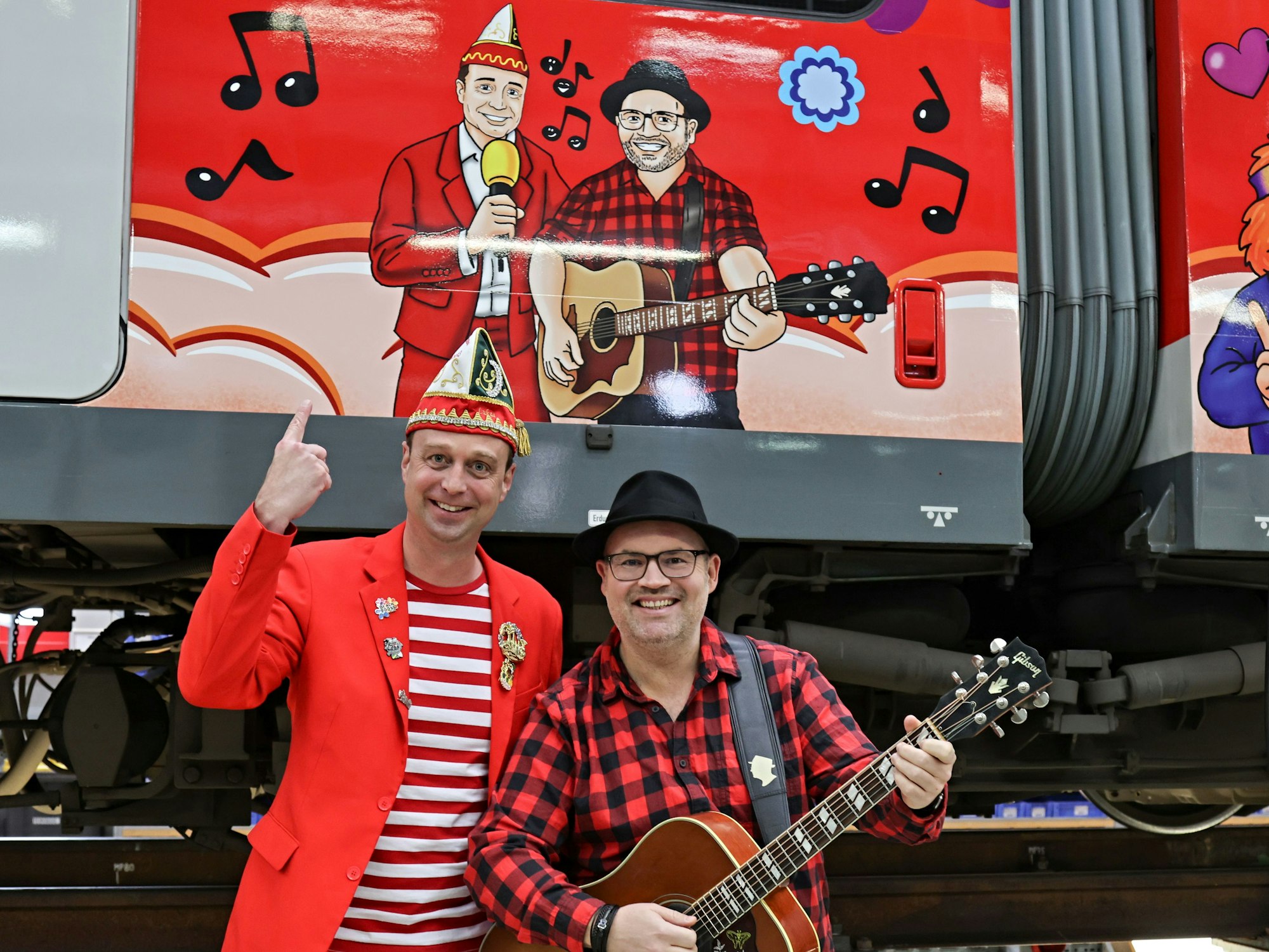 Lukas Wachten und Sänger Björn Heuser vor dem Karnevalszug.