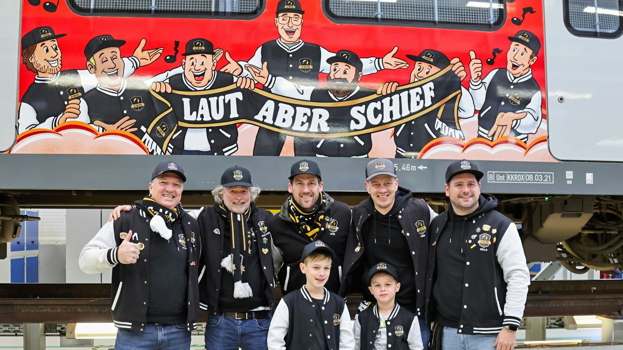 Der Chor „Laut aber Schief“ vor einem Zug.