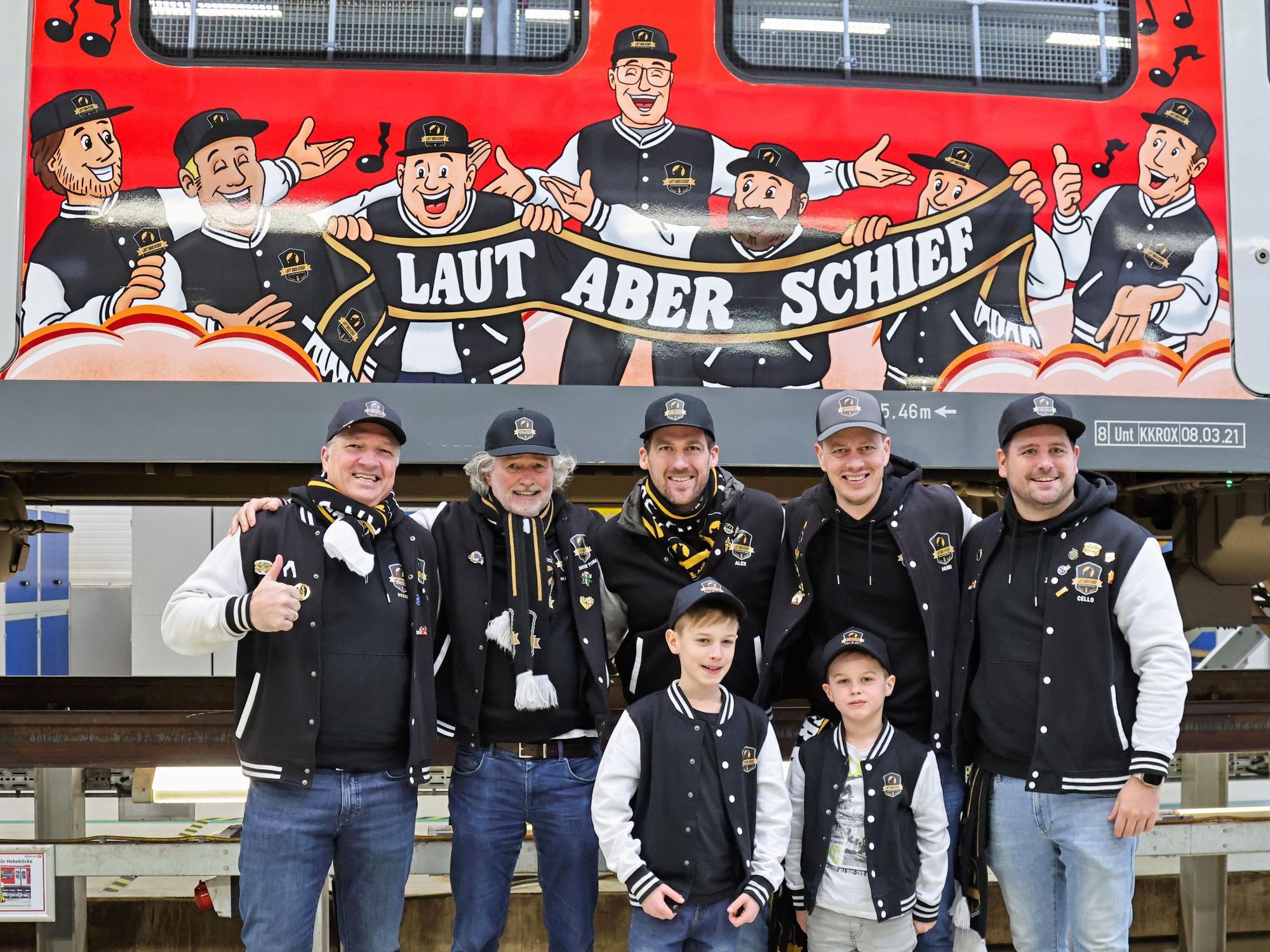 Der Chor Laut aber schief vor dem Karnevalszug.
