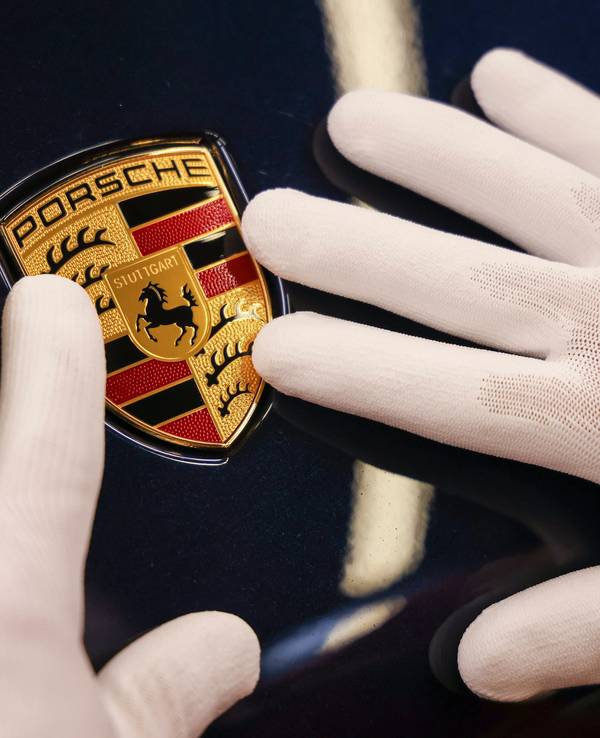 Auch ein Porsche wurde in Köln gestohlen. Das Symbolfoto vom 2. Februar 2022 zeigt das Wappen des Autoherstellers.