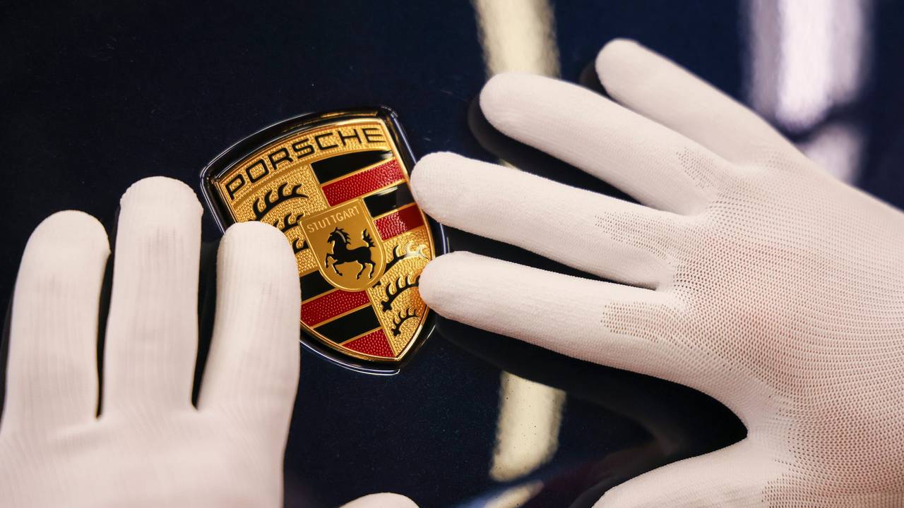 Auch ein Porsche wurde in Köln gestohlen. Das Symbolfoto vom 2. Februar 2022 zeigt das Wappen des Autoherstellers.