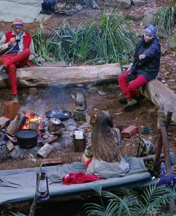 Die Dschungelcamp-Stars am Lagerfeuer.