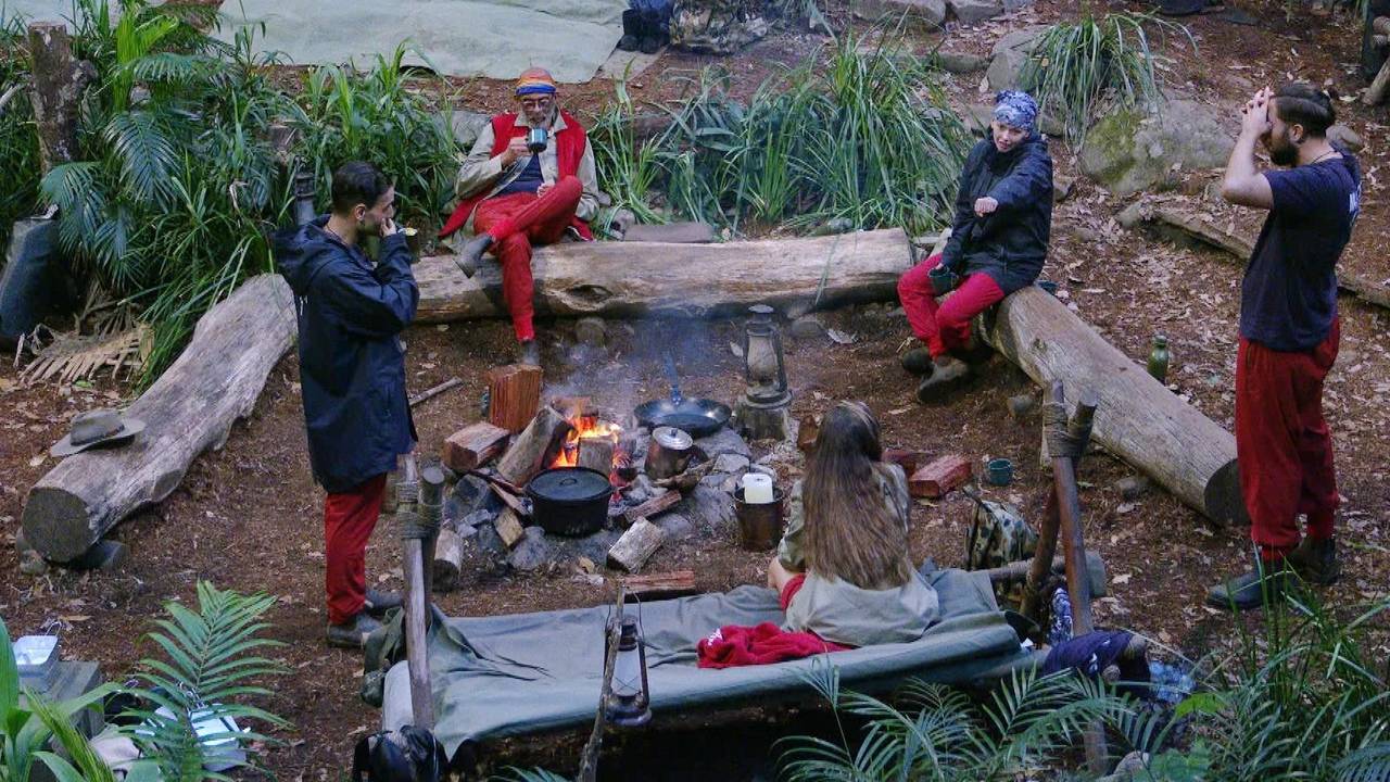 Die Dschungelcamp-Stars am Lagerfeuer.