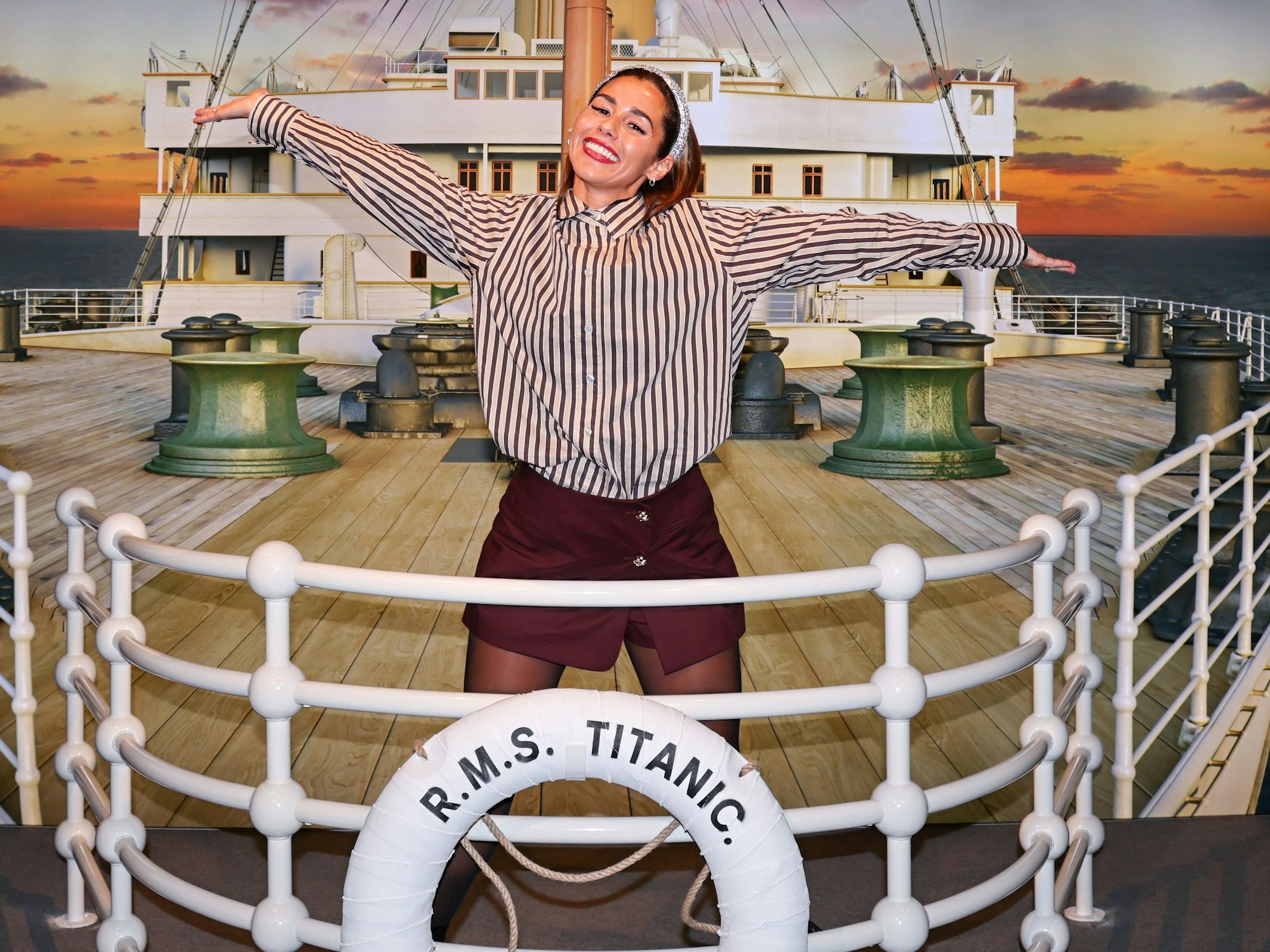 Sarah Engels stellt das berühmte Titanic-Foto nach.