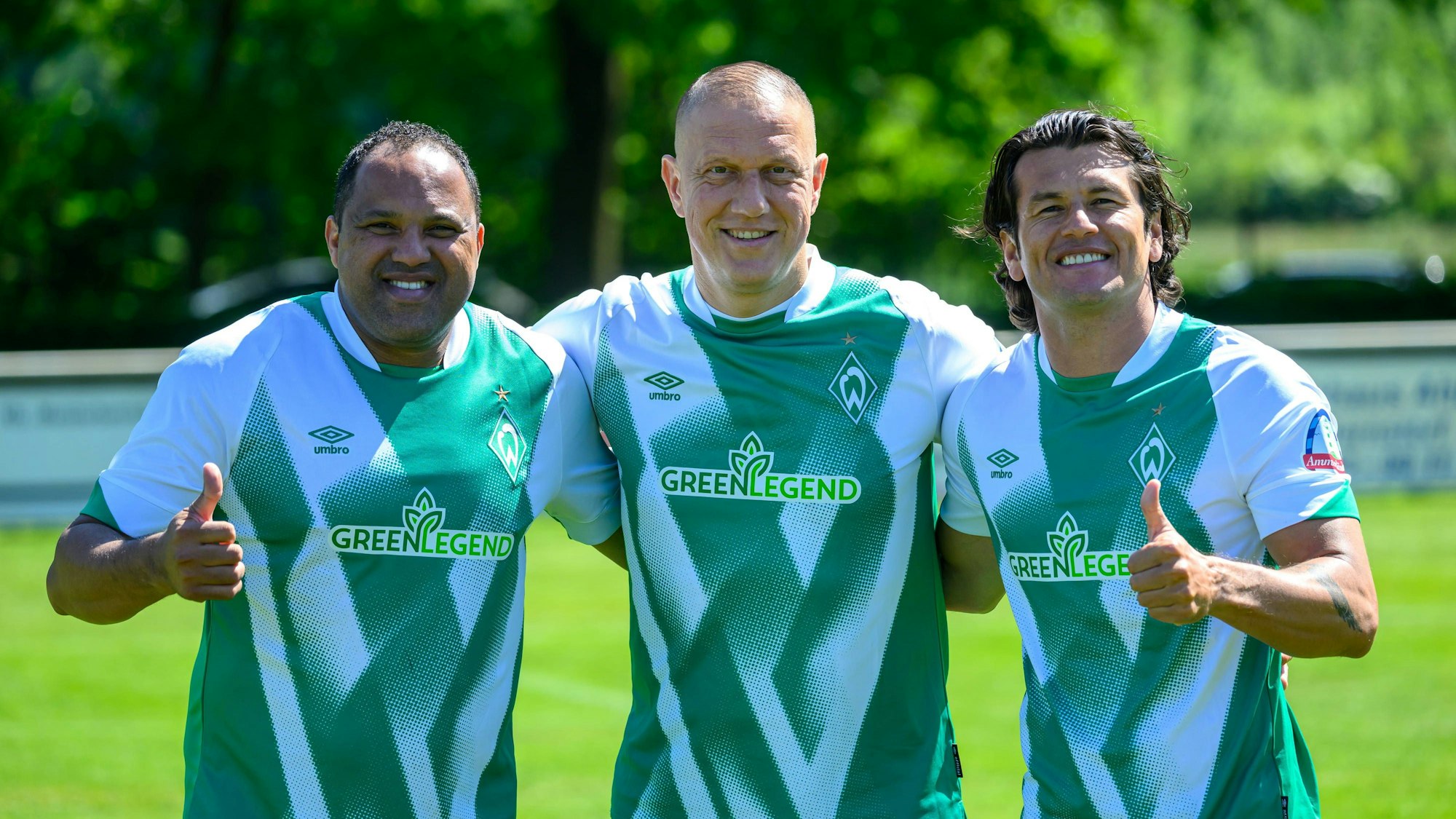 Die ehemaligen Werder-Profis Ailton, Ivan Klasnic und Nelson Valdez posieren bei einem Benefizspiel für ein Foto.