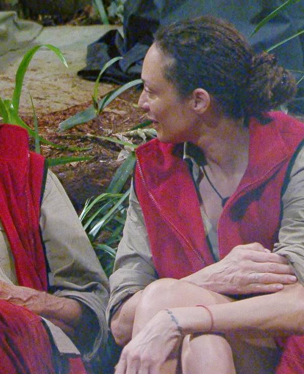 Lilly Becker und Pierre Sanoussi-Bliss am Lagerfeuer.