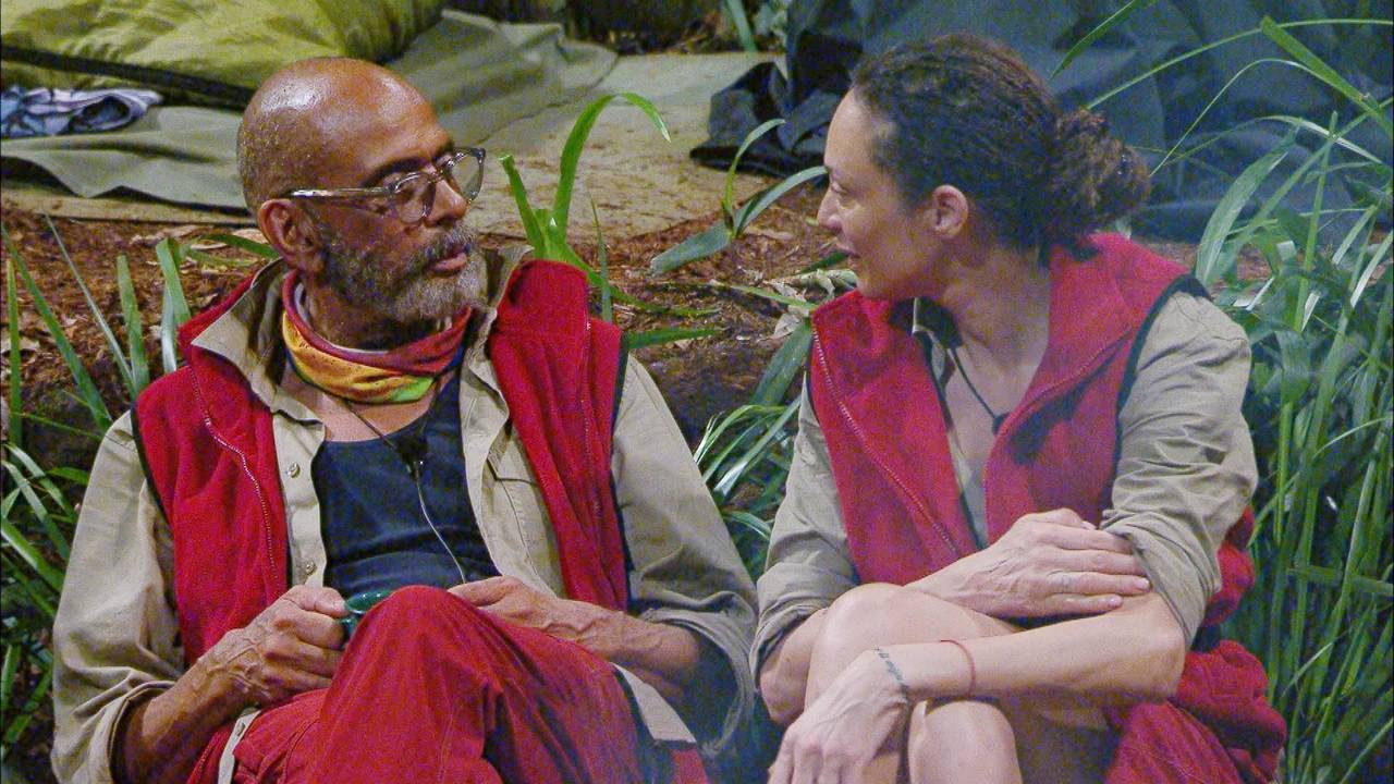 Lilly Becker und Pierre Sanoussi-Bliss am Lagerfeuer.
