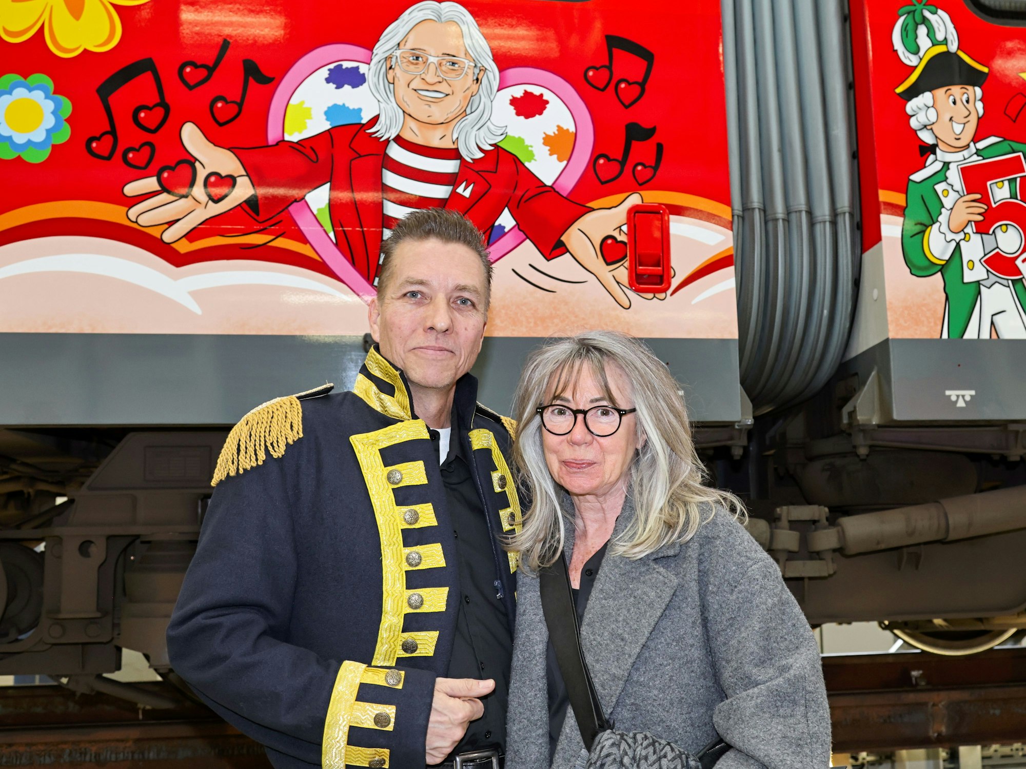 Heiko Wrusch mit Rosi Schumacher vor dem Karnevalszug.