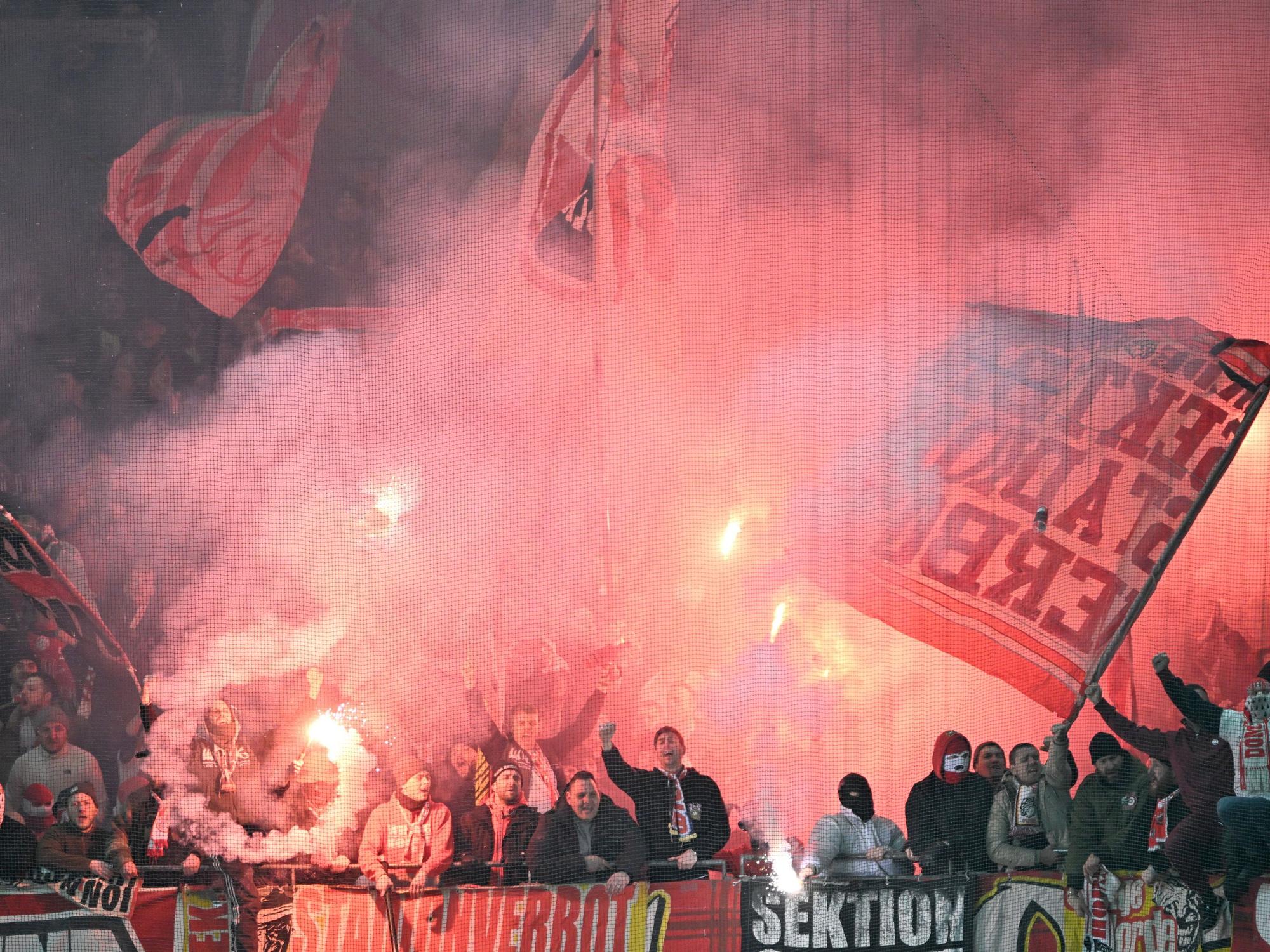 Kölner Fans zünden Pyrotechnik beim Pokalspiel in Leverkusen.
