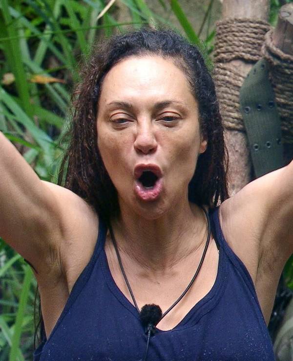 Lilly Becker streckt die Arme im Dschungelcamp nach oben.