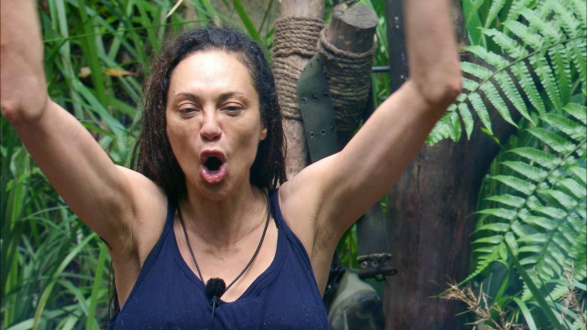 Lilly Becker streckt die Arme im Dschungelcamp nach oben.