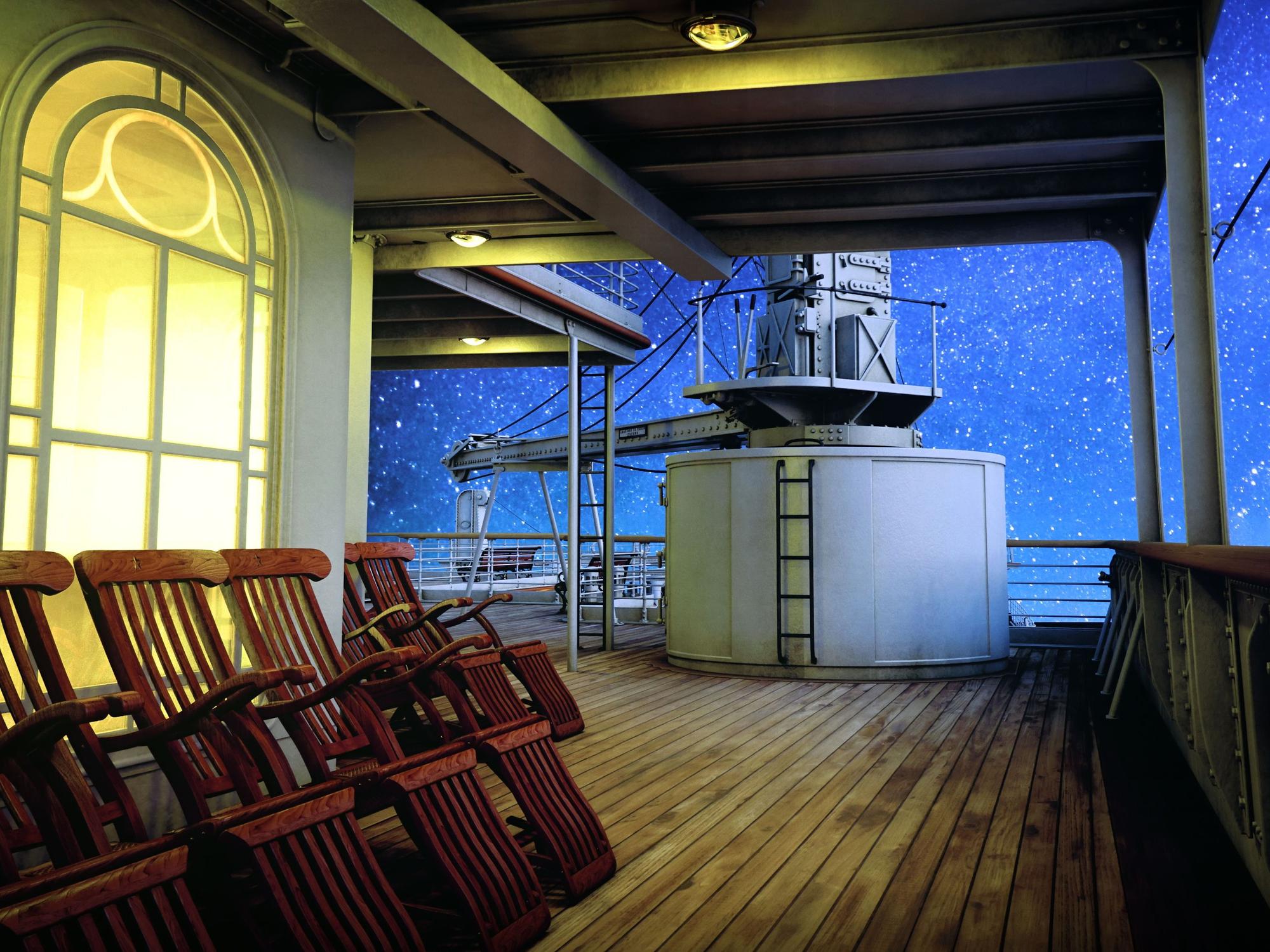 Blick auf das Promenadendeck der Titanic.