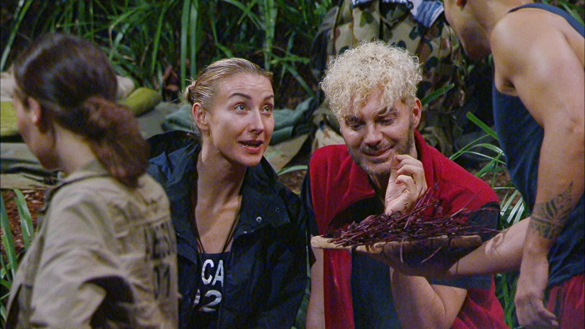 Anna-Carina Woitschack und Sam Dylan am Lagerfeuer.