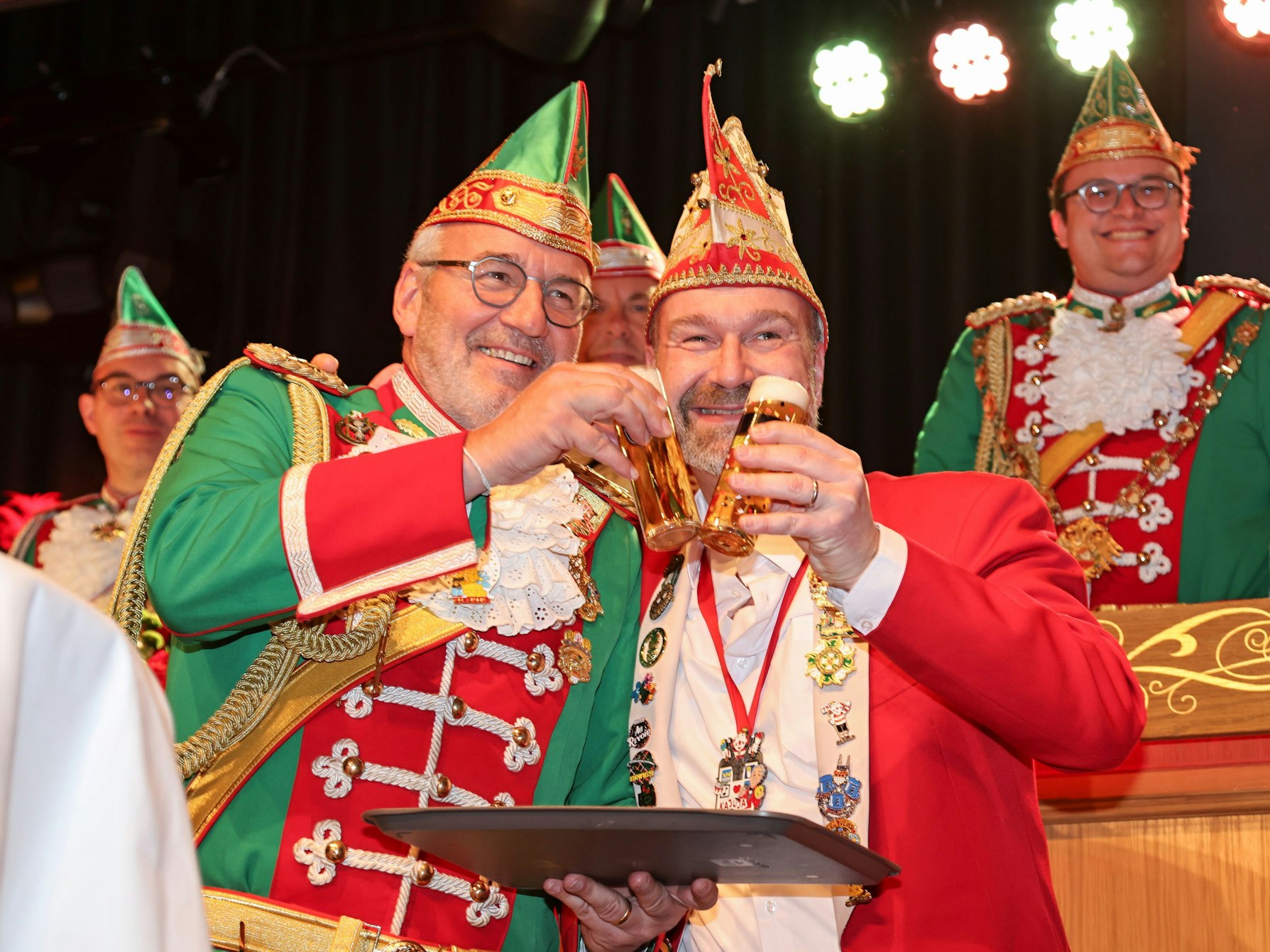 Hans Kölschbach bringt Volker Weininger ein Bier.