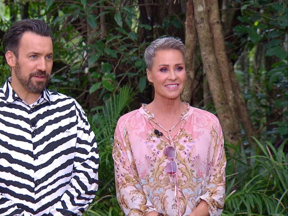 Jan Köppen steht im Dschungelcamp neben Sonja Zietlow.