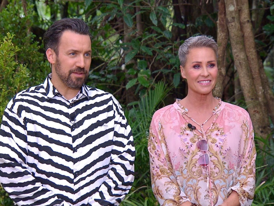 Jan Köppen steht im Dschungelcamp neben Sonja Zietlow.