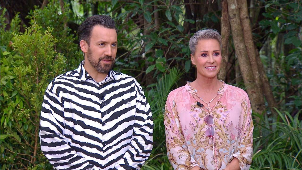 Jan Köppen steht im Dschungelcamp neben Sonja Zietlow.
