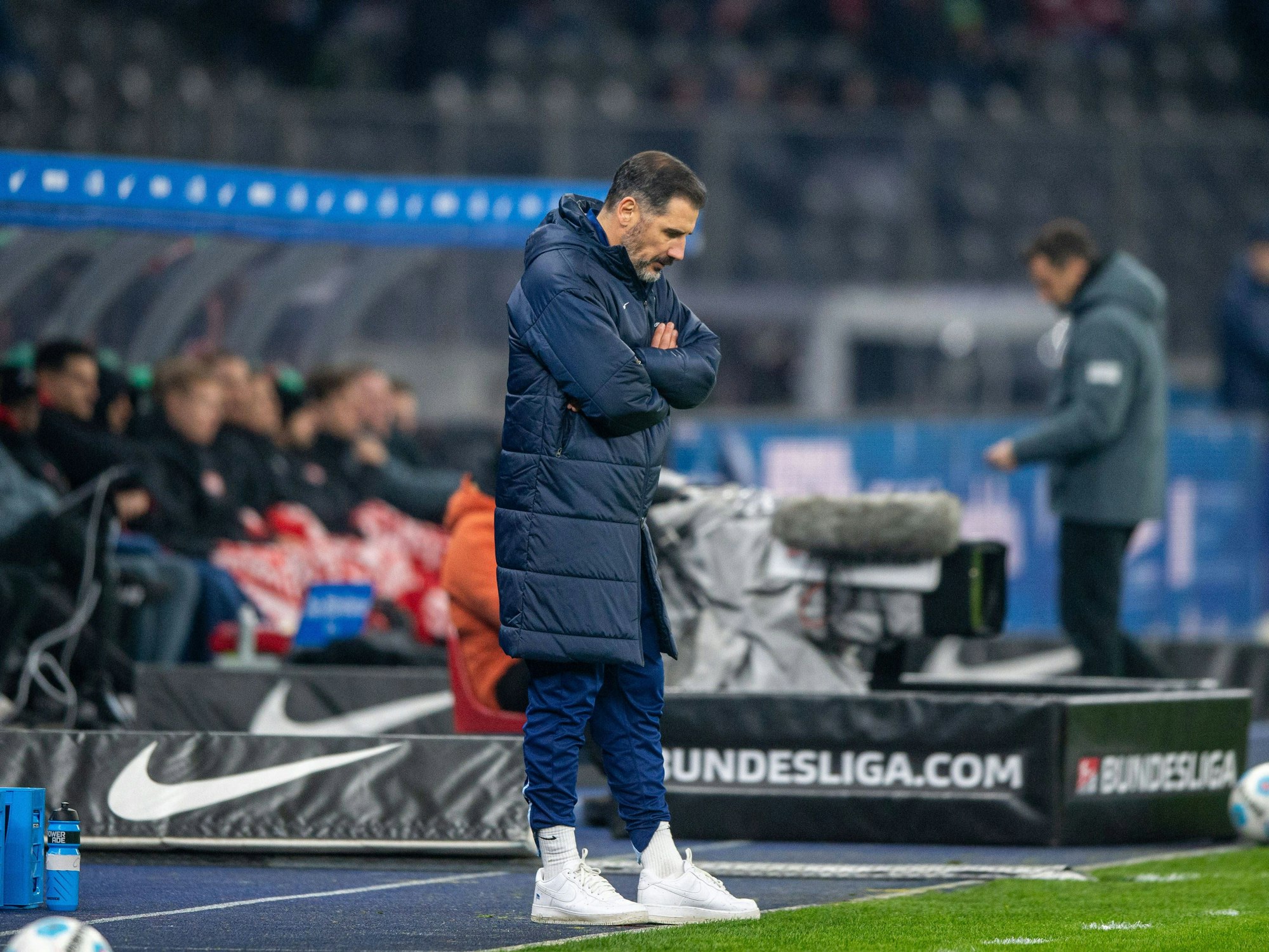 Cristian Fiel schaut ratlos auf den Boden.